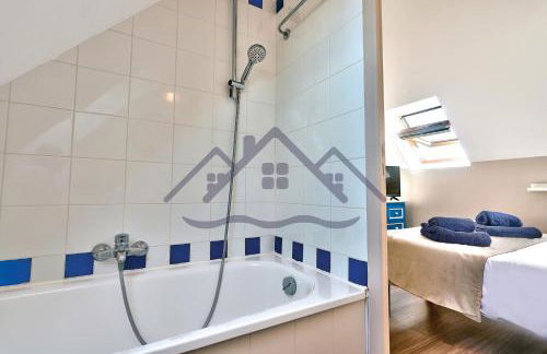 LocaLise au Guilvinec - A22 - Belle vue sur la mer, la piscine et le jardin - Tout à pied, plages, port, centre, commerces, marché - Wifi inclus - Animaux bienvenus - Linge de lit inclus - Foto 16