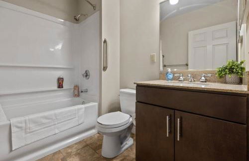 Sleek 2BR Downtown Retreat with Gym - Foto 15