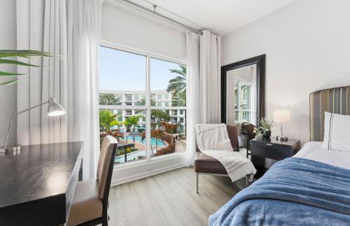 Orlando Getaway with Pool View Balcony - Foto 24