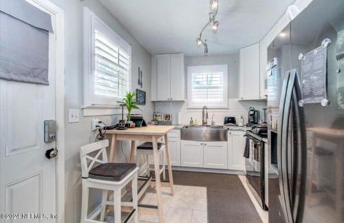 Sleek Jacksonville Gem Perfect for Two - Photo 6