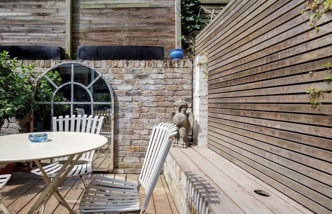 Exquisite Designers Abode - Photo 55