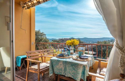 L'Odyssée provençale, un duplex de charme de 2 chambres au pied du village médiéval de Bormes-les-Mimosas, offrant des prestations haut de gamme et une superbe vue sur le Massif des Maures - Foto 1