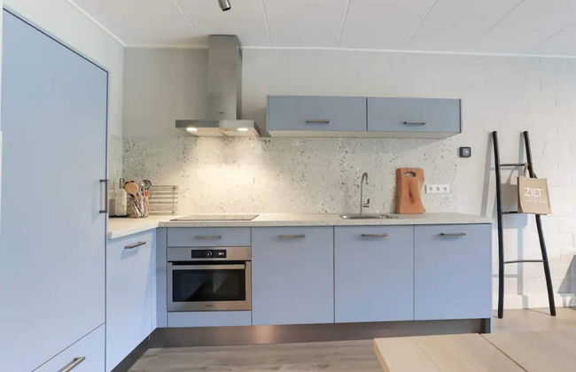 Modern Stay Near the Beach - Photo 9