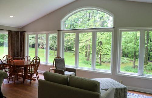 Large home with hot tub in serene wooded setting - Foto 9