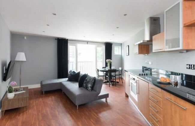 Spacious 2 Bed - Battersea High Street - Photo 46