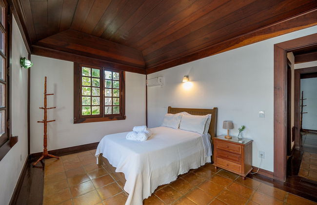 Casa com Cinco Quartos Pé na Areia - Foto 4