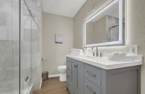 Spacious 4BR plus Den with Pool, Jacuzzi, BBQ, Near Strip - Foto 31