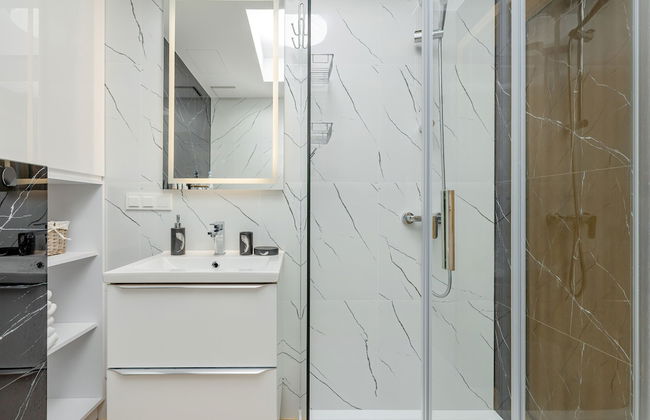 Blue Apartment With Sea View by Renters - Photo 36