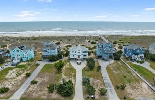 Elegant Updated Oceanfront Home with Pool & Hot Tub - Photo 12