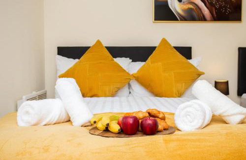 Contemporary 2BR Retreat - Fast WiFi, Smart TV & Steps from Station! - Foto 18