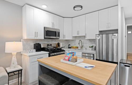 Modern Condo with Private Porch, Mins to NYC - Foto 14