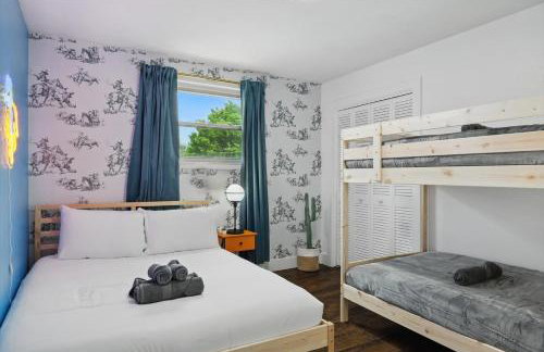 5BR w Pool, Golf Simulator, Game Room & EV Charger - Foto 33