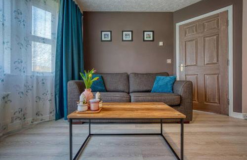 Solihull 2-Bed Flat with Parking-Ideal for Contractors, Business, Long Stays - Photo 1