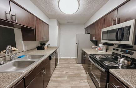 Spacious Poolside Oasis with Easy Access & Parking - Foto 9