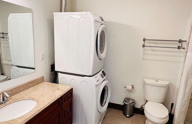 Sosuite 2BR Apt w Balcony W D Gym On-site Bar - Photo 31