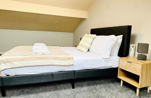 Comfy Entire Apartment with Free Parking in Bury Town - Photo 5