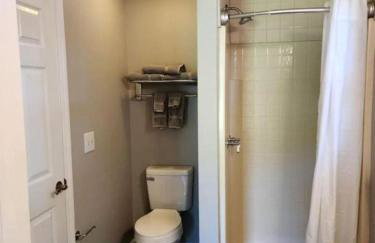 Quaint Cottage with Covered Dock on the Pond and Walking Trails in Georgia - Foto 14