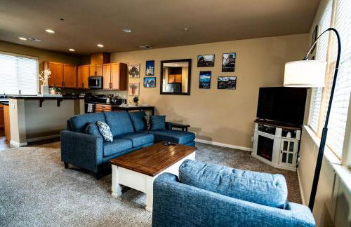 Eat-Sleep-Stroll-Repeat! Walkable Midtown 2BR Home - Foto 18