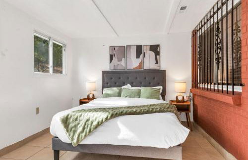 6BD Near DT - BBQ Grill, Games & Football Fun - Photo 28