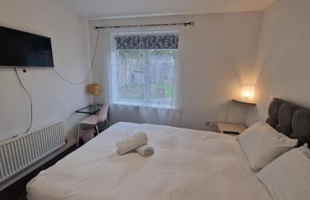 BrumStay - 4 Bedrooms TownHouse sleeps 6 with Driveway Parking and Garden - Foto 2