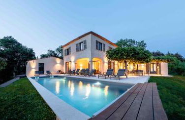 Le mas du roulier, villa provençale chic, 320m2 au calme avec vue 180 sur puy de Dôme - Foto 1