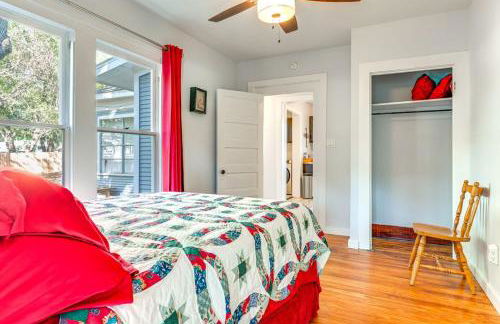 Walk to Downtown Shops and BBQ Home with Fenced Yard - Foto 19