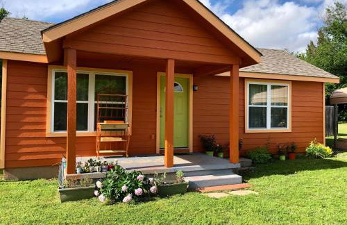 EZ 1 mile to Fort Sill! Pumpkin Cottage sleeps 9, grills, firepit, laundry - Foto 17