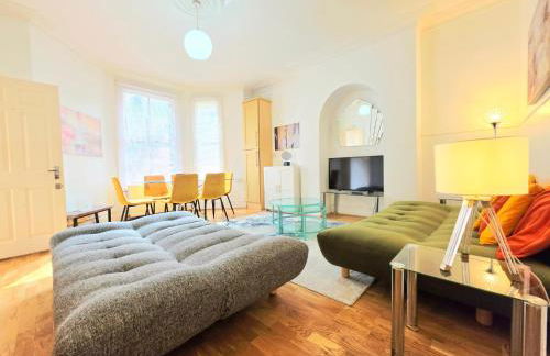 Spacious & Cosy 2 Bedroom Home plus 2 Sofa-beds with Private Entrance and Back Patio, 3 min walk to Earl's Court Station - Photo 14