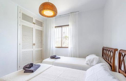 Gorgeous Home In Alhaurin De La Torre - Photo 29