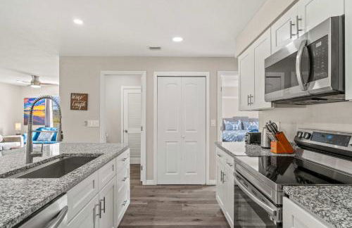 Coastal Calm 2BR Retreat Minutes to Manasota Beach - Foto 12