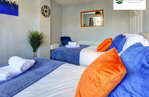 4 Bedroom House - Sleeps 7, Near Coventry Airport, City Centre, Free Wi-Fi with Driveway Parking & Garden, Full Kitchen - AHC - Photo 15