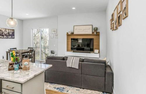 East Nashville Townhome 5min to Grand Ole Opry! Rooftop Deck, Grill, TV and Golf - Foto 8