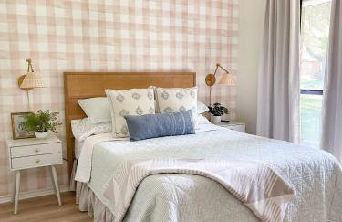 Luxe 4BR with Heated Pool and Hot Tub - Walk to Lake - Foto 14
