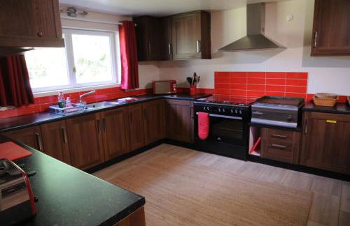 Lovely Modern 6-Bed Retreat Near 3 Swimming Lakes, Perfect for Families - Foto 15