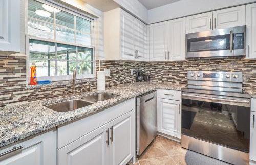 12 Guest Oasis Pool Privacy and Comfort Await - Foto 24