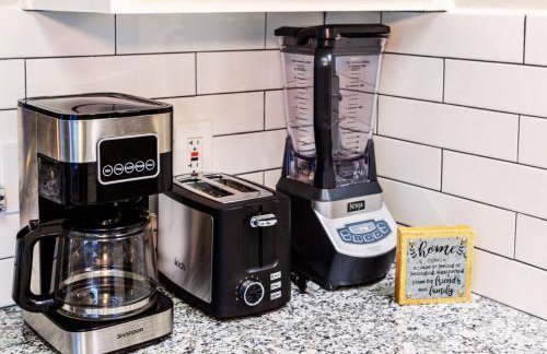 Cozy & Modern 5BR Smart Home with Yard and BBQ - Foto 27