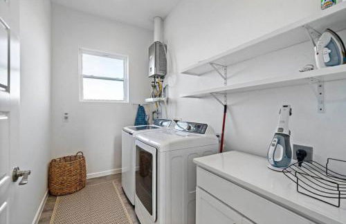 Picturesque beach house with plenty of room and amazing decks, close to beach - Foto 21