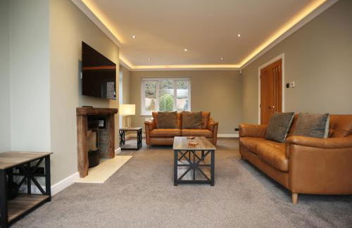 Is Y Coed Place By N And N Stays Ltd, Spacious 5 bed house in Wenvoe Cardiff, With Free Private Parking, Garden and WIFI - Photo 54