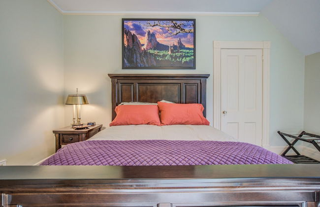 5bddowntown Victorian Charmhot Tub, Firepit - Photo 12