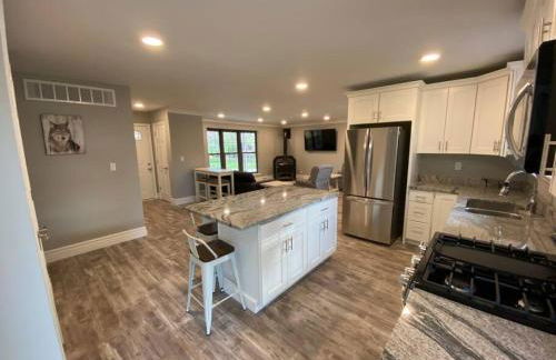 Private 4 Bedroom Home with a hot tub - Foto 14