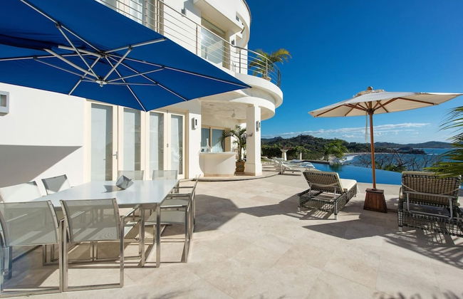 Exquisite Hilltop Villa with Luxurious Modern Design, Sweeping Ocean Views & Sparkling Infinity Pool - Foto 26