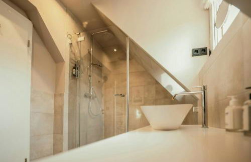 Renovated Semi-Detached House With Garden Views - Foto 32