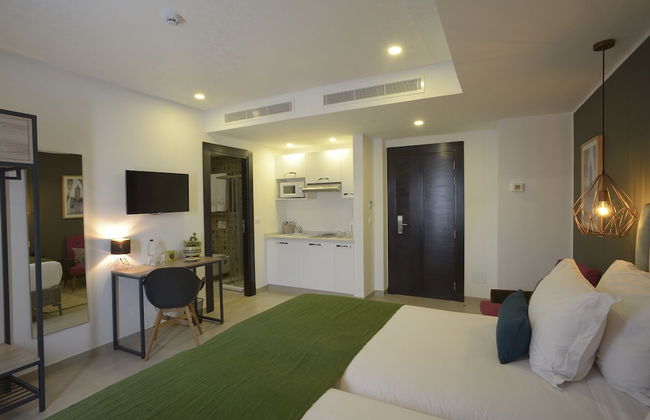 Maia Hotel Suites - Photo 10