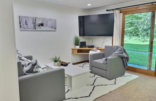 CozyDen - AC, Grill, Bike to Mountain, Porch! - Foto 17