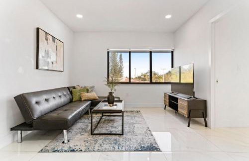 April Sale! 4BR - Private Yard, Grill, Soaking Tub, Near Coral Gables & MIA Airport - Foto 29