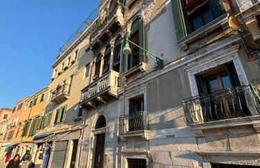 Large Three-bedroom Apartment with Canal View in Cannaregio - Foto 1