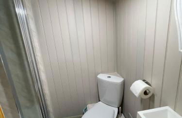 Oakley View Shepherds Hut with hot tub - Photo 17