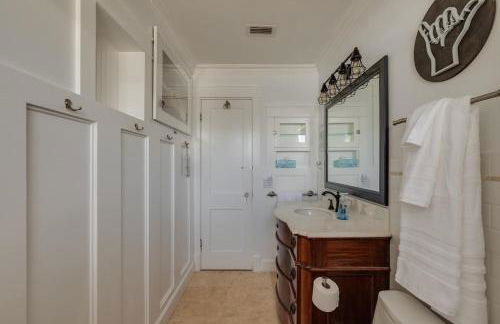 Surfs Up - retreat at the beach with heated pool - Foto 23