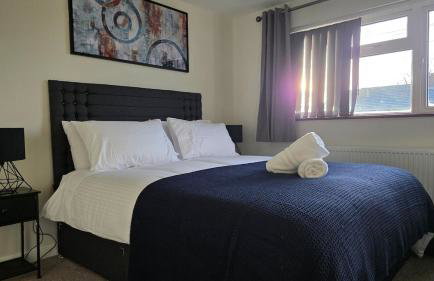 Modern 3 Bed House with Parking for Families and Contractors - Foto 16