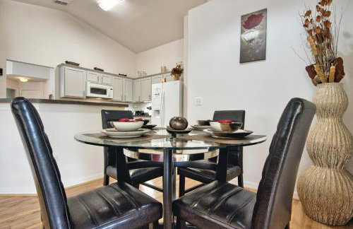 Sunny lake view villa with pool spa - close to attractions - Foto 34